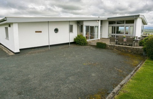 Malltraeth Apartamento | Ael Y Bryn - a sea view that sleeps 8 guests in 4 bedrooms