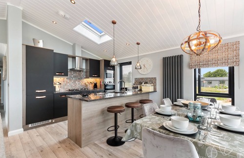 Penally Chalet De Esquí | Ael-Y-Bryn - Luxury Lodge, Hot Tub, Pet Friendly