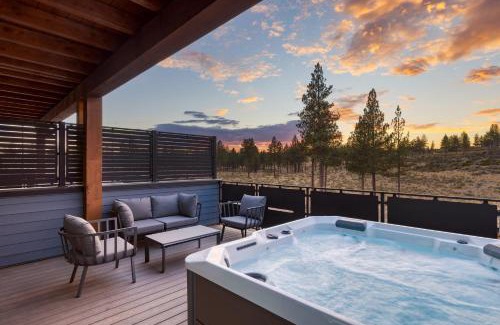Bend Casa | Aerie Chic 4 Unit Buyout 10BDR Hot Tub Mountain Views Mins to Downtown