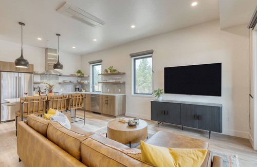 Bend Casa | Aerie Sleek 6 Unit Buyout | 6 Units, 15BDR | Deck, Hot Tub, Views, Near Old Bend