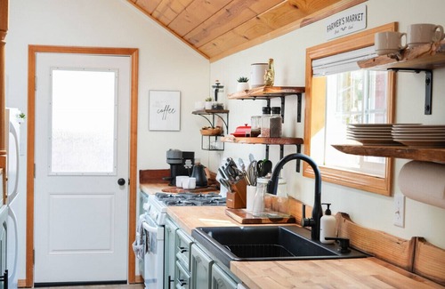 Wrightwood Apartamento | Cabin Near Ski Resort, EV Charge, Kid/Pet Friendly, Fire Pit, Playhouse
