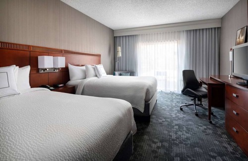Camelback East Hotel | Affordability Meets Comfort! w/ Outdoor Pool, Short Drive to Arizona Capitol