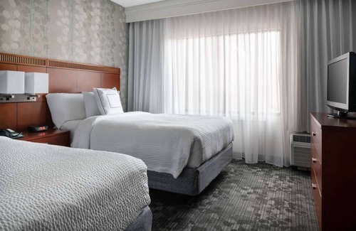 Camelback East Hotel | Affordability Meets Comfort! w/ Outdoor Pool, Short Drive to Arizona Capitol