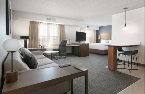 Fossil Creek Hotel | Affordability Meets Comfort! Outdoor Pool & FREE Parking! Near Modern Art Museum