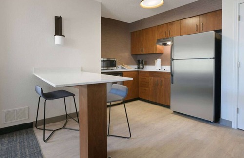 Fossil Creek Hotel | Affordability Meets Comfort! Outdoor Pool & FREE Parking! Near Modern Art Museum