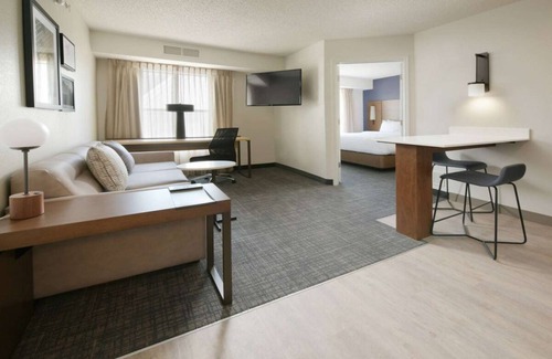 Fossil Creek Hotel | Affordability Meets Comfort! Outdoor Pool & FREE Parking! Near Modern Art Museum