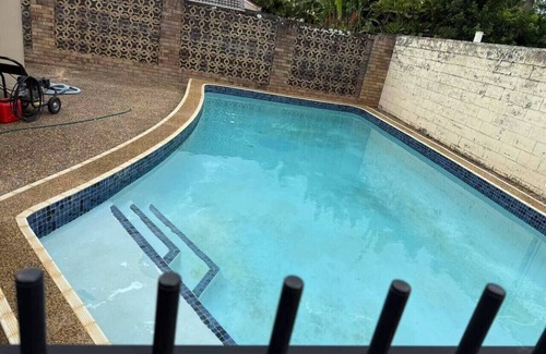 Robertson Condominio | Affordable 1-Bed Studio Close to Malls & Transit!