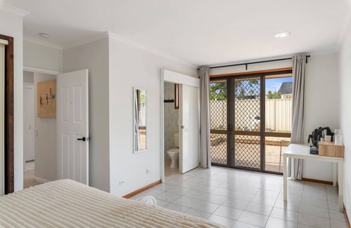 Robertson Condominio | Affordable 1-Bed Studio Close to Malls & Transit!