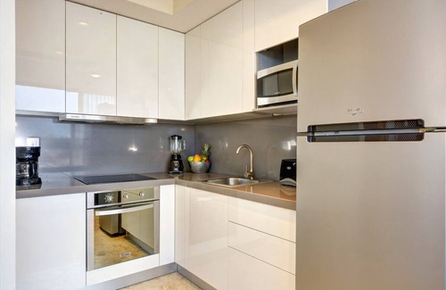 Downtown Condominio | Modern 2BR condo, Balcony, Gym, Rooftop pool, Safe building, Free Wifi (407N)