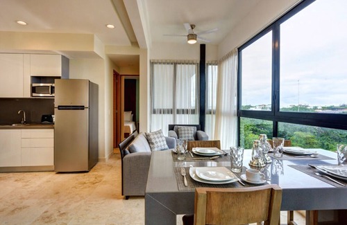 Downtown Condominio | Modern 2BR condo, Balcony, Gym, Rooftop pool, Safe building, Free Wifi (407N)
