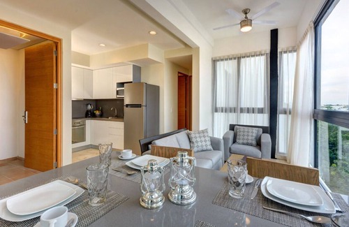 Downtown Condominio | Modern 2BR condo, Balcony, Gym, Rooftop pool, Safe building, Free Wifi (407N)