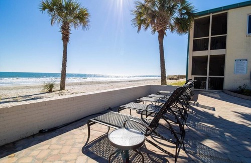 Litchfield by the Sea Apartamento | Affordable 2nd Floor Resort View Lodge Room
