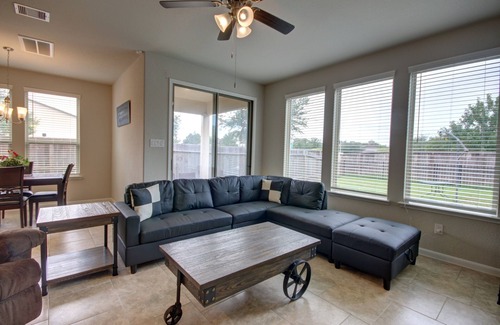 Rosenberg Casa | Affordable 3-Bedroom Townhouse With Backyard ~ Double Story (Pet Friendly!)