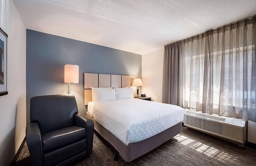 Libertyville Hotel | Affordable & Convenient: 4 Cozy Suites w/ Full Kitchen, BBQ & Pet-Friendly