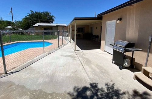 Las Cruces Casa | Affordable Getaway with a POOL and the Perks