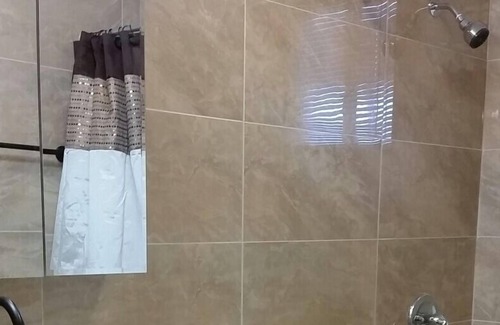 Tamuning Apartamento | Asequible lujo de 2 bd / 1 ba cerca de la playa!