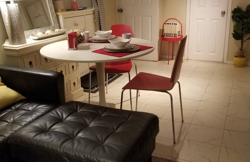 East Flatbush Apartamento | Affordable Luxury Guest Suite w/ Vacation Backyard