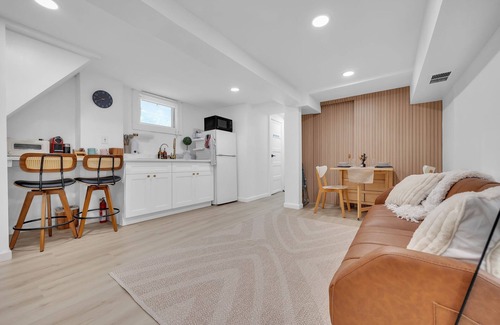 Edgewater Casa | Affordable NYC Luxury: Warm & Inviting Stay, Walk to Riverside Views
