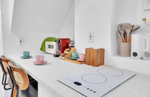 Edgewater Casa | Affordable NYC Luxury: Warm & Inviting Stay, Walk to Riverside Views