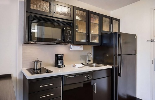 Libertyville Hotel | Affordable Suite w/ Full Kitchen – Perfect for Work or Family Stays