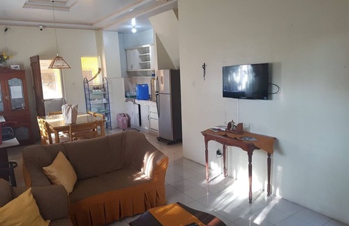 Silang Junction North Casa | Affordable Tagaytay Home 400m away from the Malls and restaurants.