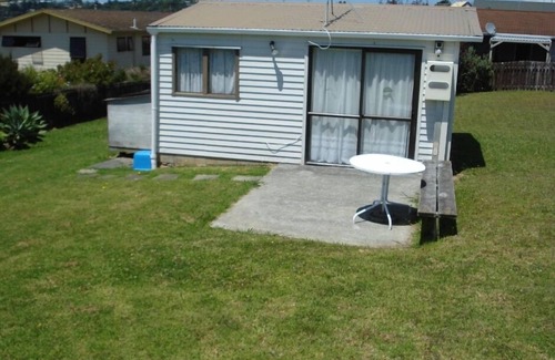 Snells Beach Cabina | Asequible con vistas al mar y cerca de la playa.