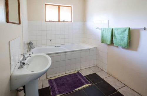Kasane Chalet De Esquí | African Sunsets (Bophirimo Self-Catering Guest House)