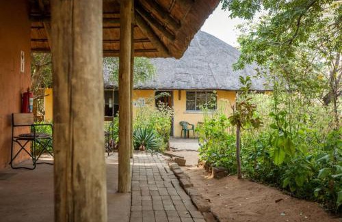 Kasane Chalet De Esquí | African Sunsets (Bophirimo Self-Catering Guest House)