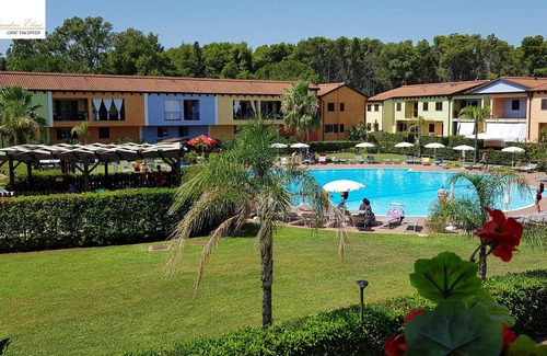 Lido Condominio | AFRODITE-Elegante villa con vistas a la piscina.