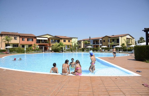 Lido Condominio | AFRODITE-Elegante villa con vistas a la piscina.