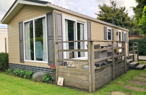 Sint Maarten Chalet De Esquí | After a day at the beach or a visit to one of the villages or towns in the area, it is wonderful to come home to this 4-person chalet. Would you like to bring your dog? He is very welcome in this chalet!