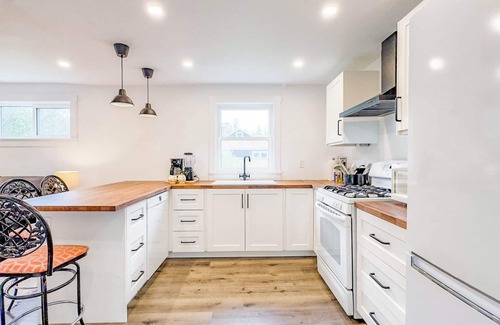 Bayfield Cabaña | Afternoons on the Porch-King Beds! Fenced in Yard!