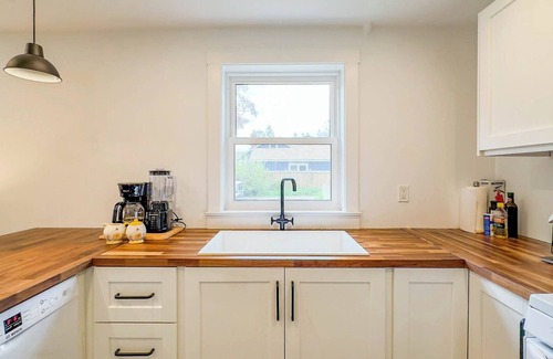 Bayfield Cabaña | Afternoons on the Porch-King Beds! Fenced in Yard!