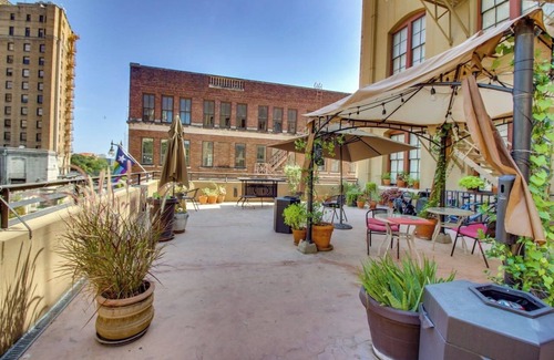 Main - Military Plaza Apartamento | Against the Riverwalk/King