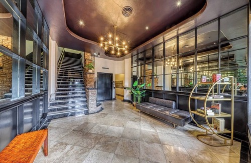 Main - Military Plaza Apartamento | Against the Riverwalk/King