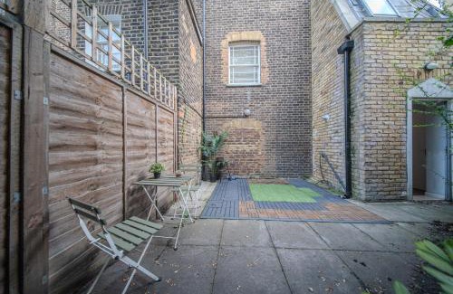 Cantelowes Apartamento | Agar Villa 2BR Home with Garden & Hot Tub