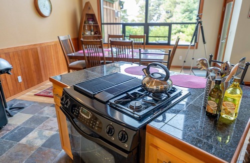 Newport Casa | Agate Beach Chalet Newport Oregon-Private Hot Tub-Pet Friendly