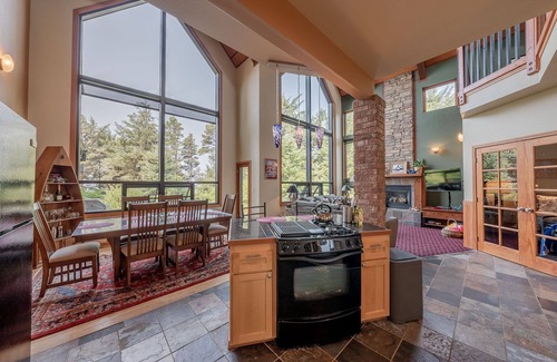 Newport Casa | Agate Beach Chalet Newport Oregon-Private Hot Tub-Pet Friendly