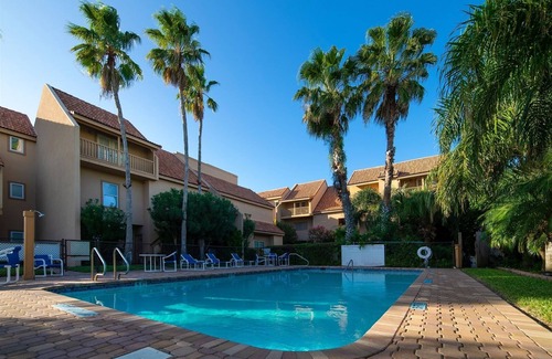South Padre Island Casa | Age 25 + The Peaceful Pearl Bayfront Retreat is waterfront perfection sleeps 4-6