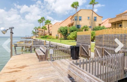 South Padre Island Casa | Age 25 + The Peaceful Pearl Bayfront Retreat is waterfront perfection sleeps 4-6