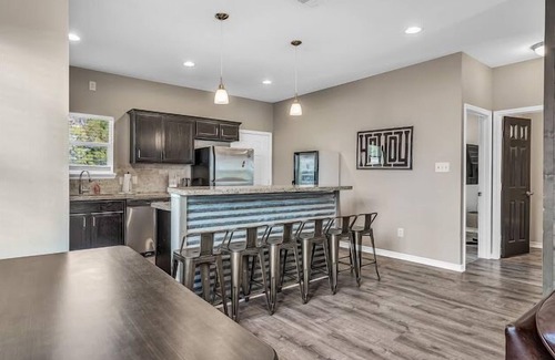 College Station Casa | Aggieland 5 bedroom house steps from TAMU campus and Kyle Field.