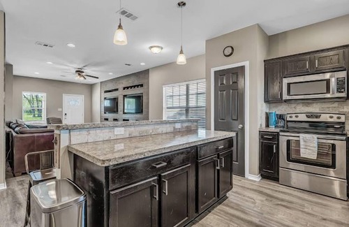 College Station Casa | Aggieland 5 bedroom house steps from TAMU campus and Kyle Field.