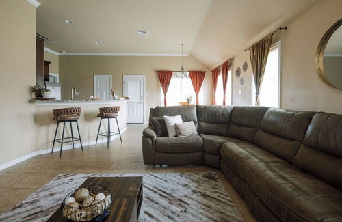 College Station Casa | Aggieland Escape | 5BR w/ Backyard Theater + Mins to A&M