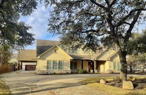 Oakwood Casa | Aggieland Lookout Directly across the street from Kyle Field