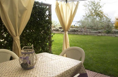Padenghe sul Garda Apartamento | Appartamento Catullo, Padenghe sul Garda, Italy