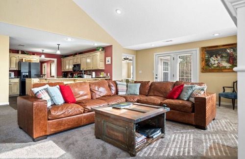 Russellville Apartamento | Aidan's Mountainside Manor: Serene, Spacious Elegance near Adventure