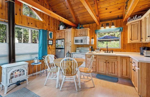 Sunnyside Cabina | Aidenn Cabin - 1 bedroom, loft, 1 bath - Walk to private beach & Restaurants