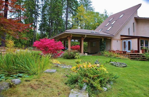 Kaslo Casa | Ainsworth Lakefront Getaway