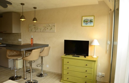 La Faviere Apartamento | Apartamento con aire acondicionado y acceso directo a la playa con excepcionales vistas al mar.