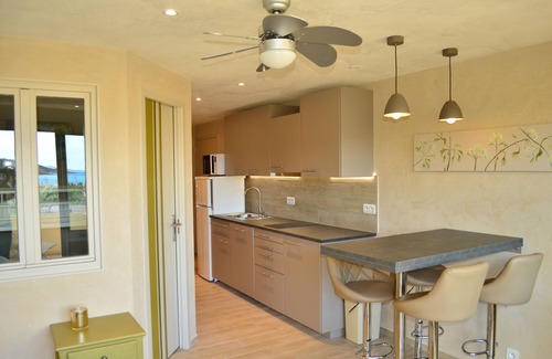 La Faviere Apartamento | Apartamento con aire acondicionado y acceso directo a la playa con excepcionales vistas al mar.